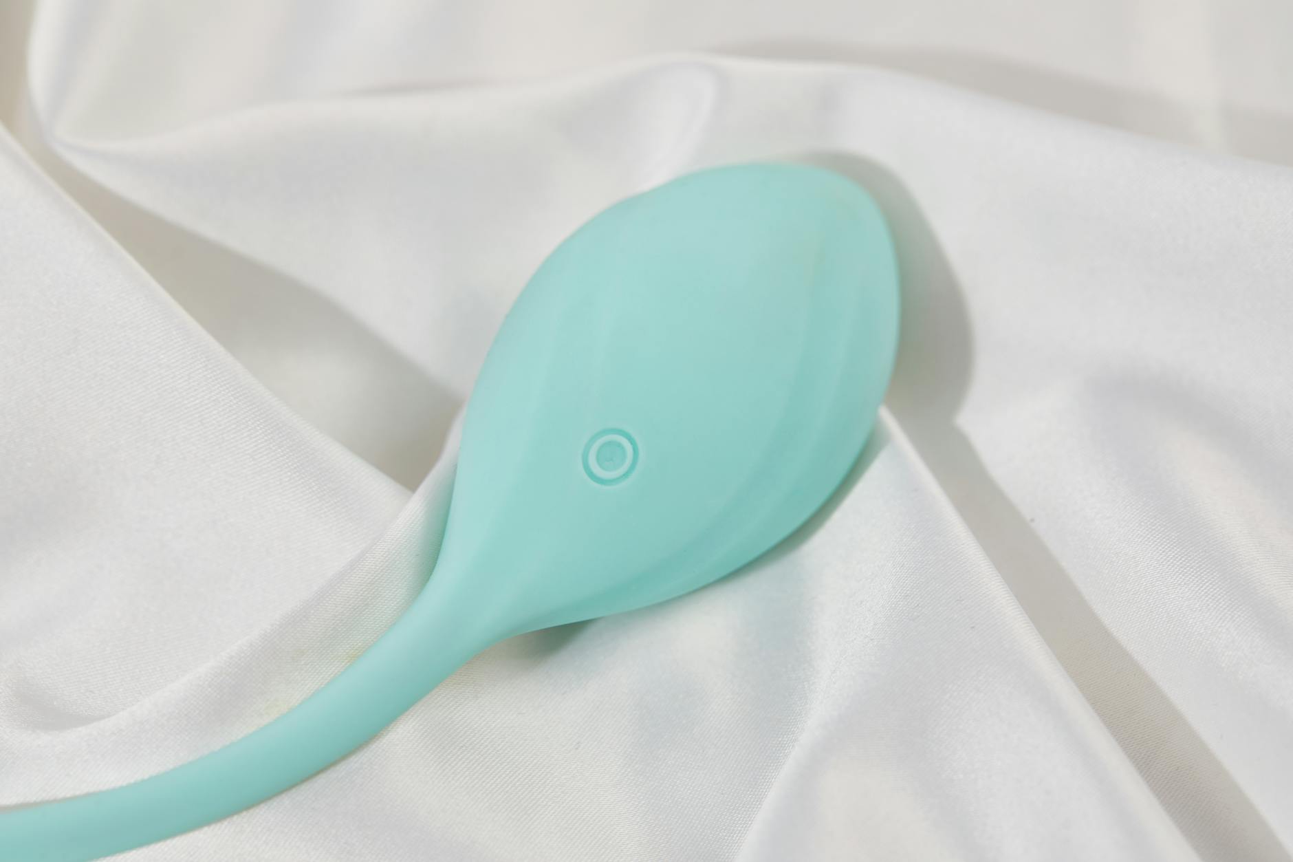 Ein stilvoller Lemonvibrator auf glatter weißer Seide, perfekt für Paarenerlebnisse